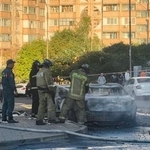 　昨年９月、ロシア西部ベルゴロド州で、ウクライナ軍の攻撃後に車両の鎮火に当たる当局者ら（タス＝共同）