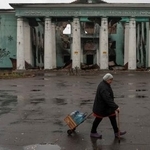　ロシア軍の攻撃にさらされる前線の町で水を運ぶ住民＝２７日、ウクライナ東部ドネツク州（ロイター＝共同）