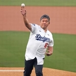 　ワールドシリーズ第３戦の始球式を務めるドジャースＯＢの野茂英雄さん＝ロサンゼルス（共同）