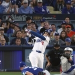 　ブルージェイズ戦の３回、右越えに本塁打を放つドジャース・大谷。投手シャーザー＝ロサンゼルス（共同）