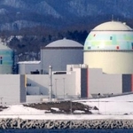 　北海道電力泊原発３号機（右端）＝２００９年２月、北海道泊村