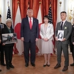 　横田早紀江さん（左から３人目）ら、北朝鮮による拉致被害者家族と面会するトランプ米大統領（中央左）と高市首相（同右）＝２８日、東京・元赤坂の迎賓館（ゲッティ＝共同）