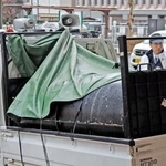 　岩手銀行本店の地下駐車場から、捕獲されたクマを運び出す車両＝２８日午前、盛岡市