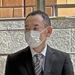 　初公判を終え、名古屋地裁を出る森山勇二被告＝２８日午前