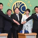 　９月２４日、自民党総裁選の立候補者討論会で写真に納まる候補５氏＝東京・内幸町の日本記者クラブ