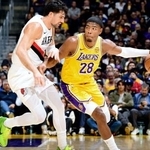 　トレイルブレーザーズ戦でプレーするレーカーズの八村（右）＝ロサンゼルス（ＮＢＡＥ・ゲッティ＝共同）