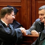 　ドイツへの移送を認めない裁判所の判断を受け、弁護士と握手する「ノルドストリーム」破壊事件の容疑者（右奥）＝１７日、ワルシャワ（ロイター＝共同）