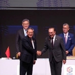 　握手する中国の李強首相（左）とＡＳＥＡＮ議長国マレーシアのアンワル首相＝２８日、クアラルンプール（ロイター＝共同）