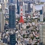 　東京都心に位置する米軍専用施設「赤坂プレスセンター」（下）＝２８日午後（共同通信社ヘリから）