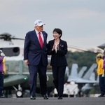 　米海軍の原子力空母ジョージ・ワシントンの艦上を歩く高市首相（右）とトランプ米大統領＝２８日、神奈川県横須賀市（ＡＰ＝共同）