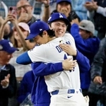 　ブルージェイズにサヨナラ勝利し、佐々木（奥）と抱き合って喜ぶドジャース・大谷＝ロサンゼルス（共同）