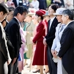 　秋の園遊会で人間国宝の山岸一男さんと言葉を交わされる天皇、皇后両陛下＝２８日午後、東京・元赤坂の赤坂御苑（代表撮影）