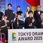 　「東京ドラマアウォード２０２５」の授賞式で、写真に納まる（前列左から）杉咲花さん、奈緒さん、松坂桃李さん、角田晃広さん＝２８日午後、東京都港区