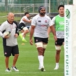 　練習を見守るラグビー日本代表のジョーンズ・ヘッドコーチ（左）。中央はリーチ＝東京都府中市