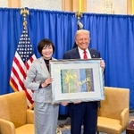 　マーゴ・マーティン米大統領特別補佐官のＸ（旧ツイッター）に投稿された、トランプ米大統領（右）と面会した安倍元首相の妻昭恵さんの写真