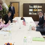 　ベセント米財務長官（右端）と会談する片山財務相（左端）＝２７日、財務省