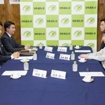 　１６日、自民党と日本維新の会が開いた連立政権樹立に向けた政策協議の初会合。（左手前から）日本維新の会の中司幹事長、藤田共同代表、斎藤政調会長、（右手前から）自民党の鈴木幹事長、高市総裁、小林政調会長