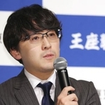 　将棋の第７３期王座戦勝利から一夜明け、記者会見する伊藤匠二冠＝２９日午前、甲府市