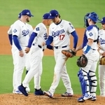 　ブルージェイズ戦の７回途中、降板するドジャース・大谷（１７）。中央左はロバーツ監督＝ロサンゼルス（共同）