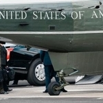 　トランプ米大統領を乗せた大統領専用ヘリ、マリーンワンに運ばれる「核のボタン」とみられるかばん＝２９日午前、東京都港区の赤坂プレスセンター