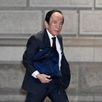 　金融政策決定会合出席のため、日銀本店に入る植田総裁＝２９日午前