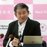 　奈良市で記者会見する仲川げん市長＝２９日午前
