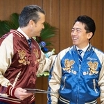 　小泉防衛相（右）からプレゼントされたスカジャンを着るヘグセス米国防長官＝２９日（ヘグセス氏のＸより）