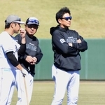 　スタートした秋季キャンプで練習を見守るロッテのサブロー監督（右）＝２９日、宮崎県都城市