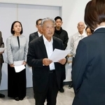 　山口県上関町役場で、担当職員（手前）に申し入れ書を提出する議連幹事長の小中進田布施町議（中央）ら＝２９日午後