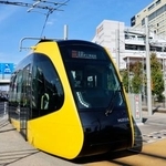 　次世代型路面電車「ライトライン」＝２９日午後、ＪＲ宇都宮駅前