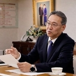 　報道陣の取材に答える旧統一教会の幹部の勅使河原秀行氏＝２９日午後、東京都渋谷区