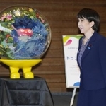 　首相官邸に置かれた国際園芸博覧会のマスコットキャラクター「トゥンクトゥンク」と高市首相＝２７日