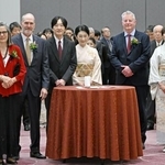 　第３４回ブループラネット賞の祝賀パーティーに出席し、受賞者のロバート・Ｂ・ジャクソン教授（左から２人目）、ジェレミー・レゲット博士（右から２人目）らと懇談される秋篠宮ご夫妻＝２９日午後、東京都千代田区（代表撮影）