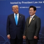 　トランプ米大統領（左）と韓国の李在明大統領＝２９日、韓国・慶州（ゲッティ＝共同）