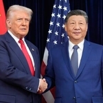 　会談前に握手を交わすトランプ米大統領（左）と中国の習近平国家主席＝３０日、韓国・釜山（ＡＰ＝共同）