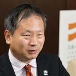 　インタビューに答えるスポーツ庁の河合純一長官