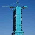 　中国の有人宇宙船「神舟２１号」を搭載したロケットの発射場＝３０日、中国・酒泉衛星発射センター（共同）