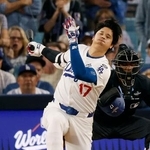 　ブルージェイズ戦の３回、空振り三振に倒れるドジャース・大谷＝ロサンゼルス（共同）