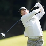 　第１日、１２番でティーショットを放つ吉田泰基。５アンダーで首位＝成田ヒルズＣＣ