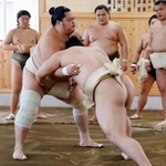 　本格的に稽古を再開した琴桜（左）＝福岡市東区の佐渡ケ嶽部屋