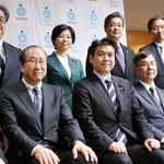 　松本文科相（前列中央）と面会する北川進京都大特別教授（同左）、坂口志文大阪大特任教授（同右）＝３０日午後、文科省