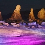 　ライトアップの試験点灯が行われた国指定天然記念物「橋杭岩」＝３０日夜、和歌山県串本町