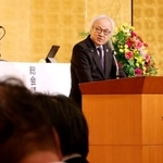 　定例総会であいさつする、全国都道府県議会議長会会長の蔵内勇夫福岡県議会議長＝３０日午後、横浜市