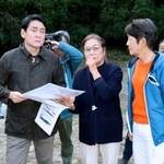 　メガソーラーの工事現場付近を訪れ、市民団体のメンバーから説明を受ける野口健さん（左）＝３０日午後、千葉県鴨川市