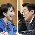 　会談する高市首相（左）と韓国の李在明大統領＝３０日、韓国・慶州（共同）