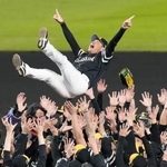 　プロ野球日本シリーズで阪神を破って日本一に輝き、胴上げされるソフトバンク・小久保監督＝３０日、甲子園球場