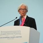 　イタリア・フィレンツェで記者会見するＥＣＢのラガルド総裁＝３０日（共同）