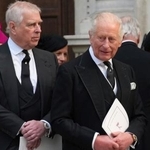 　アンドルー英王子（左）とチャールズ国王＝９月、ロンドン（ＡＰ＝共同）