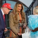 　３０日、米ワシントンのホワイトハウスで、ハロウィーンイベントに参加したトランプ大統領（左）と妻メラニアさん（ＡＰ＝共同）