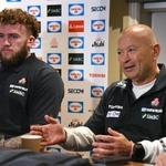 　記者会見するラグビー日本代表のジョーンズ・ヘッドコーチ（右）と主将のディアンズ＝１０月３０日、ロンドン郊外（共同）